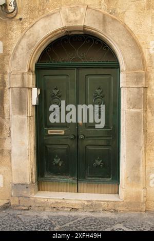 Beaux détails architecturaux dans le centre historique de Molfetta, Italie Banque D'Images