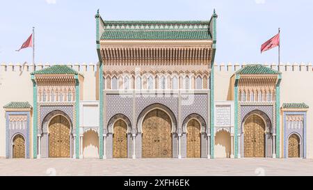 Fès, Maroc - 23 mars 2024 : porte en laiton et mosaïque zellige sur le palais royal de Dar al-Makhzen ou Dar el-Makhzen à Fès, Maroc Banque D'Images