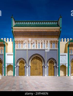 Fès, Maroc - 23 mars 2024 : porte en laiton et mosaïque zellige sur le palais royal de Dar al-Makhzen ou Dar el-Makhzen à Fès, Maroc Banque D'Images