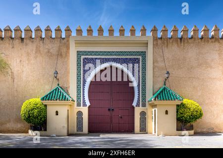 Fès, Maroc - 23 mars 2024 : porte en laiton et mosaïque zellige sur le palais royal de Dar al-Makhzen ou Dar el-Makhzen à Fès, Maroc Banque D'Images