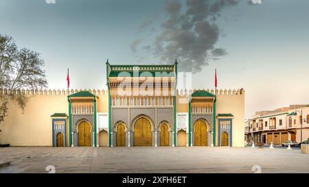 Fès, Maroc - 23 mars 2024 : porte en laiton et mosaïque zellige sur le palais royal de Dar al-Makhzen ou Dar el-Makhzen à Fès, Maroc Banque D'Images