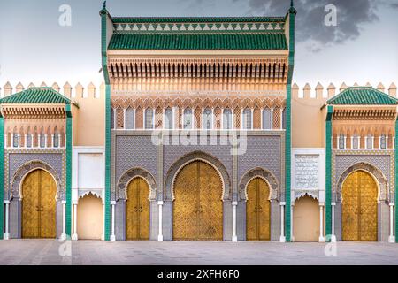 Fès, Maroc - 23 mars 2024 : porte en laiton et mosaïque zellige sur le palais royal de Dar al-Makhzen ou Dar el-Makhzen à Fès, Maroc Banque D'Images