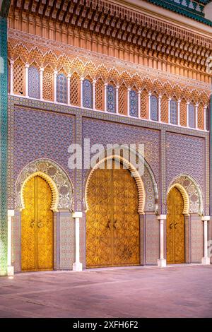 Fès, Maroc - 23 mars 2024 : porte en laiton et mosaïque zellige sur le palais royal de Dar al-Makhzen ou Dar el-Makhzen à Fès, Maroc Banque D'Images