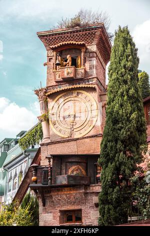 La Tour de l'horloge du théâtre de marionnettes Rezo Gabriadze est un monument unique et emblématique situé à Tbilissi, en Géorgie. Banque D'Images