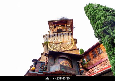 La Tour de l'horloge du théâtre de marionnettes Rezo Gabriadze est un monument unique et emblématique situé à Tbilissi, en Géorgie. Banque D'Images