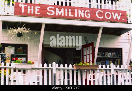 Maine, États-Unis, approx. 1996. Vue extérieure de la boutique de cadeaux Smiling Cow au centre-ville de Camden. Banque D'Images