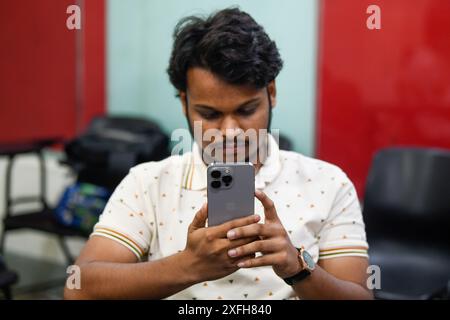 Dhaka, Bangladesh. 03 juillet 2024. Un citoyen bangladais est vu utiliser son iPhone 15 Pro Max (Natural Titanium Color) mobile. (Photo de Piyas Biswas/SOPA images/SIPA USA) crédit : SIPA USA/Alamy Live News Banque D'Images