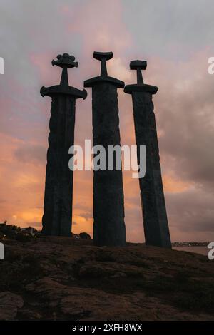 Émerveillez-vous devant le Monument de l'épée Viking en Norvège, un monument historique face à un paysage de coucher de soleil pittoresque Banque D'Images