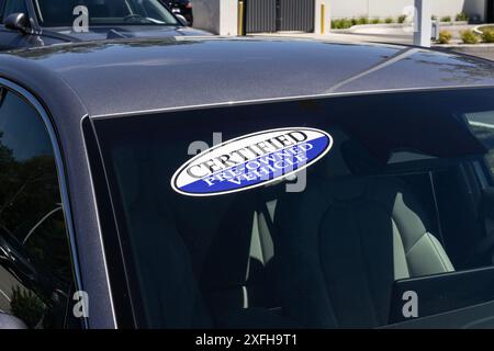 Affiche de véhicule d'occasion certifié apposée sur une voiture d'occasion. Avec des préoccupations de prix élevés, les véhicules d'occasion et d'occasion sont en forte demande. Banque D'Images