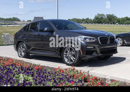 Indianapolis - 30 juin 2024 : présentoir BMW X4 xDrive30i usagé chez un concessionnaire. En raison de problèmes de prix, BMW vend des voitures d'occasion pour répondre à la demande. MY:20 Banque D'Images