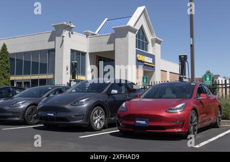 Indianapolis - 30 juin 2024 : exposition de véhicule électrique Tesla du concessionnaire Carmax Auto. Carmax est le plus grand détaillant de voitures d'occasion aux États-Unis. Banque D'Images