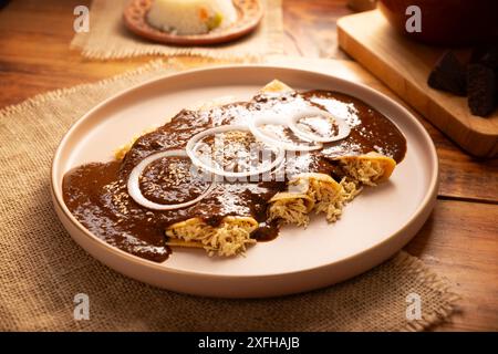 Enmoladas de poulet. Aussi connu sous le nom de mole poblano enchiladas, ils sont un plat mexicain typique qui est très populaire au Mexique et dans le reste du monde. Banque D'Images