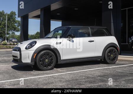 Indianapolis - 30 juin 2024 : exposition de la Mini Cooper Hard Top EV chez un concessionnaire. Mini offre le Cooper Hard Top EV de 135 kW ou 181 chevaux. MY:20 Banque D'Images