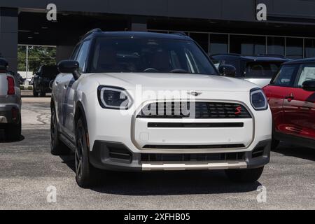 Indianapolis - 30 juin 2024 : affichage Mini Cooper Countryman S ALL4. Mini propose la Countryman avec un moteur 4 cylindres turbo de 241 CH 2,0 l. MY:2 Banque D'Images