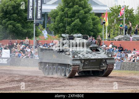 Un véhicule de combat d'infanterie British Army Warrior 510 circulant autour de l'arène du Bovington Tank Museum pendant le Tankfest 2024 Banque D'Images