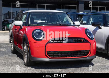 Indianapolis - 30 juin 2024 : Mini Cooper S Hardtop Display. Mini propose la Cooper S Hardtop avec un moteur 4 cylindres turbocompressé de 201 CH 2,0 L. MY:202 Banque D'Images