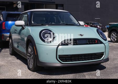 Indianapolis - 30 juin 2024 : Mini Cooper S Hardtop Display. Mini propose la Cooper S Hardtop avec un moteur 4 cylindres turbocompressé de 201 CH 2,0 L. MY:202 Banque D'Images