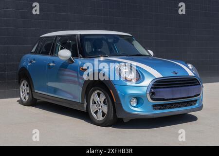 Indianapolis - 30 juin 2024 : Mini Cooper Hardtop display. Mini offre la Cooper Hardtop avec un moteur turbocompressé de 1,5L 3 cylindres de 134HP. MY:2017 Banque D'Images