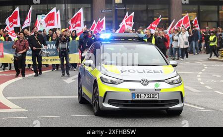 Ein E-Auto aus der flotte der Hamburger Polizei fährt vor einer démonstration entlang. Altstadt Hamburg *** une voiture électrique de la flotte de la police de Hambourg conduit devant une manifestation le long de l'Altstadt Hamburg Banque D'Images