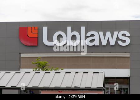 Kanata, Canada - 2 juin 2024 : enseigne de magasin Loblaws , chaîne de supermarchés canadienne Banque D'Images