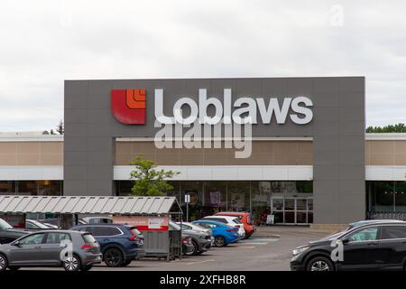 Kanata, Canada - 2 juin 2024 : immeuble de magasins et stationnement Loblaws, chaîne de supermarchés canadienne Banque D'Images