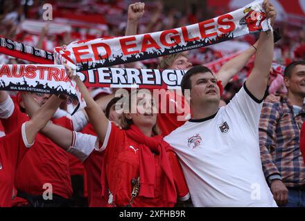 Leipzig, Allemagne. 2 juillet 2024. Supporters autrichiens lors du match de la manche des Championnats d'Europe de l'UEFA au stade de Leipzig. Le crédit photo devrait se lire : Paul Terry/Sportimage crédit : Sportimage Ltd/Alamy Live News Banque D'Images