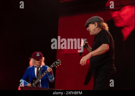 Londres, Royaume-Uni. 3 juillet 2024. Brian Johnson et Angus Young sur scène à l'emblématique stade de Wembley. Cristina Massei/Alamy Live News Banque D'Images