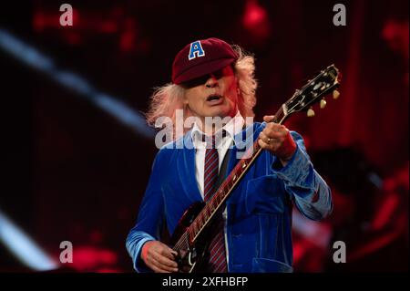 Londres, Royaume-Uni. 3 juillet 2024. La légende du rock Angus Young prend scène avec AC/DC pour le premier de deux spectacles à guichets fermés au légendaire stade de Wembley. Cristina Massei/Alamy Live News Banque D'Images