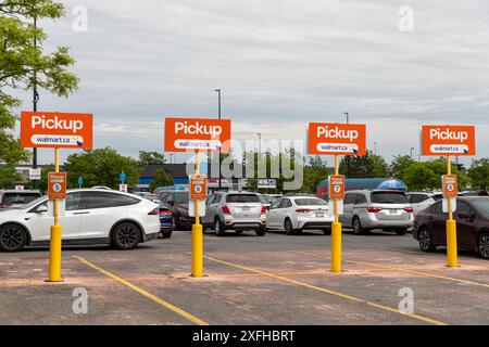 Kanata, Canada - 2 juin 2024 : panneaux de ramassage Walmart. Place de parking pour les commandes d'épicerie en ligne au supermarché. Banque D'Images