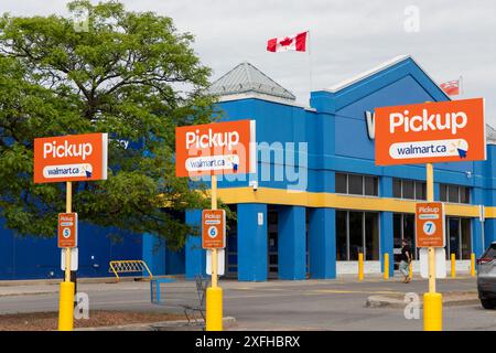 Kanata, Canada - 2 juin 2024 : panneaux de ramassage Walmart. Place de stationnement pour les commandes d'épicerie en ligne au supermarché en Ontario Banque D'Images