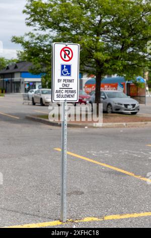 Kanata, Canada - 2 juin 2024 : place de stationnement sur permis seulement pour les personnes handicapées. Parking réservé pour les handicapés signe près du supermarché. Banque D'Images