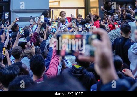 Oslo 20240703. Les conditions chaotiques atteignent Darren Jason Watkins Jr. , mieux connu par beaucoup comme le YouTuber IShowSpeed, est réalisé avec un pied blessé en streaming en direct du centre d'Oslo mercredi soir. Photo : Fredrik Varfjell / NTB Banque D'Images