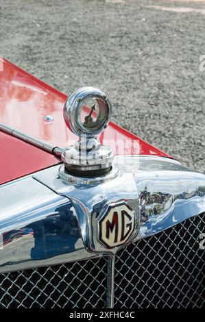 Un calorimètre calorimètre indicateur de température de l'eau du radiateur sur une voiture MG classique. Fabriqué par Wilmot Breeden, Birmingham, Angleterre. Disponible entre Banque D'Images