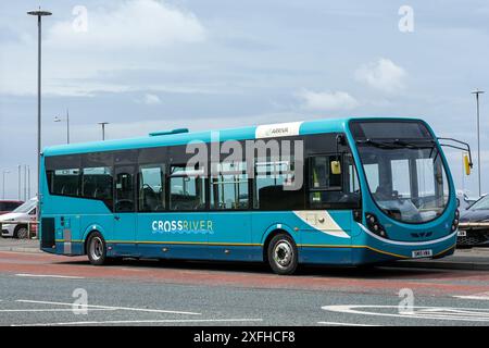 Le service de bus à impériale arriva Cross River s'est arrêté à New Brighton centre i Merseyside, Wirral, Angleterre, Royaume-Uni. Banque D'Images