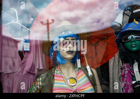 Mannequins mannequins mannequins avec des lunettes de soleil dans une vitrine Banque D'Images