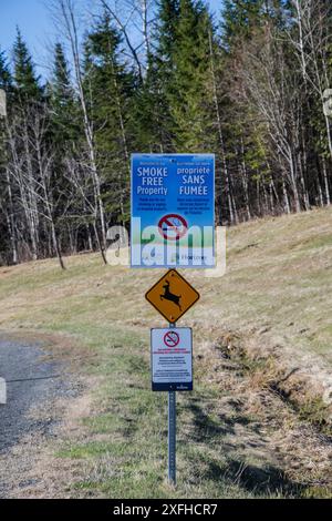 Bienvenue à la propriété sans fumée et panneau d'avertissement de cerfs sur NB 130 à Hartland, Nouveau-Brunswick, Canada Banque D'Images