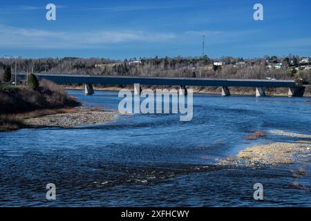 Vue du pont couvert en bois depuis le parc Becaguimec à Hartland, Nouveau-Brunswick, Canada Banque D'Images