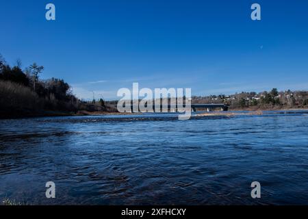 Vue du pont couvert en bois depuis le parc Becaguimec à Hartland, Nouveau-Brunswick, Canada Banque D'Images