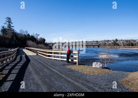 Vue du pont couvert en bois depuis le parc Becaguimec à Hartland, Nouveau-Brunswick, Canada Banque D'Images