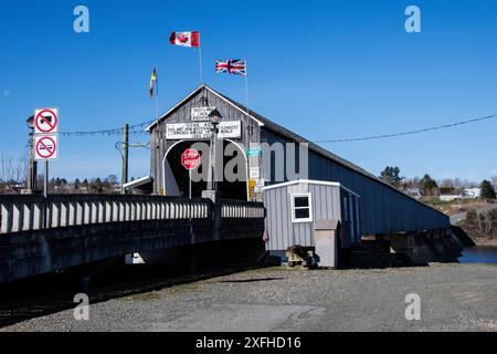 Entrée est dans le pont couvert en bois à Hartland, Nouveau-Brunswick, Canada Banque D'Images