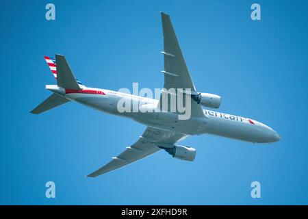 American Airlines Boeing 777-223, sans escale de Charlotte, Caroline du Nord, à Francfort, Allemagne, peu après le décollage le 3 juillet 2 Banque D'Images