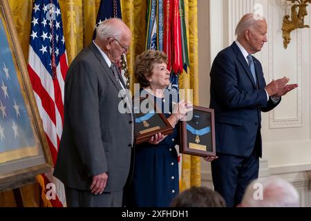 Washington, États-Unis. 03 juillet 2024. Le président américain Joe Biden applaudit Mr. Gerald Taylor, Grand, Grand neveu du soldat Philip G. Shadrach, et MRS Theresa Chandler, arrière-arrière-petite-fille du soldat George D. Wilson, après leur avoir remis la médaille d'honneur posthume lors d'une cérémonie dans la salle est de la Maison Blanche à Washington, DC le mercredi 3 juillet 2024. Photo de Ken Cedeno/UPI crédit : UPI/Alamy Live News Banque D'Images