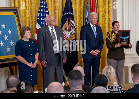 Washington, États-Unis. 03 juillet 2024. Le président américain Joe Biden attend pour présenter MM. Theresa Chandler, arrière-arrière-petite-fille du soldat George D. Wilson, récipiendaire posthume de la médaille d'honneur et MM. Gerald Taylor, Grand, Grand neveu du soldat Philip G. Shadrach, le récipiendaire posthume de la Médaille d'honneur lors d'une cérémonie dans la salle est de la Maison Blanche à Washington, DC le mercredi 3 juillet 2024. Photo de Ken Cedeno/UPI crédit : UPI/Alamy Live News Banque D'Images