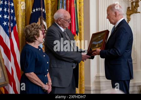 Washington, États-Unis. 03 juillet 2024. Le président américain Joe Biden présente Mr. Gerald Taylor, Grand, Grand neveu du soldat Philip G. Shadrach, le récipiendaire posthume de la médaille d'honneur lors d'une cérémonie dans la salle est de la Maison Blanche à Washington, DC, le mercredi 3 juillet 2024. Photo de Ken Cedeno/UPI crédit : UPI/Alamy Live News Banque D'Images