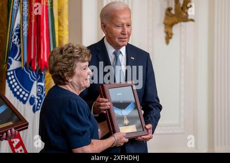 Washington, États-Unis. 03 juillet 2024. Le président américain Joe Biden présente MRS Theresa Chandler, arrière-arrière-petite-fille du soldat George D. Wilson, récipiendaire posthume de la Médaille d'honneur lors d'une cérémonie dans la salle est de la Maison Blanche à Washington, DC, le mercredi 3 juillet 2024. Photo de Ken Cedeno/UPI crédit : UPI/Alamy Live News Banque D'Images