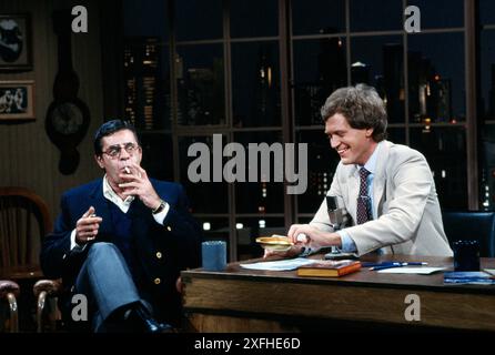 David Letterman, animateur de talk-show américain, avec l'acteur et comédien Jerry Lewis, Late Night with David Letterman, NBC, Bernard Gotfryd, 1982 Banque D'Images