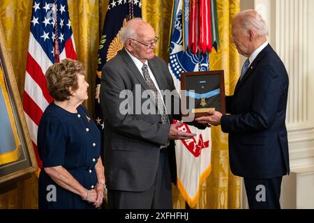 Washington, États-Unis. 03 juillet 2024. Le président Joe Biden remet la médaille d'honneur à Gerald Taylor, grand neveu du soldat Philip G. Shadrach, après lui avoir décerné la médaille à titre posthume et au soldat George Wilson lors d'une cérémonie dans la salle est de la Maison Blanche le 3 juillet 2024 à Washington, les DC Privates Shadrach et Wilson participent à l'une des premières opérations spéciales du pays dans lesquelles ils volent une locomotive confédérée pendant la guerre de Sécession. (Photo de Samuel Corum/Sipa USA) crédit : Sipa USA/Alamy Live News Banque D'Images