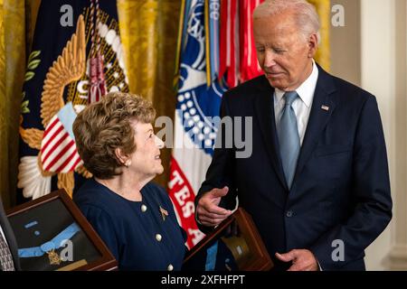 Washington, États-Unis. 03 juillet 2024. Le président Joe Biden remet la médaille d'honneur à Theresa Chandler (au centre), arrière-arrière-petite-fille du soldat George Wilson, après lui avoir décerné à titre posthume et au soldat Philip Shadrach la médaille lors d'une cérémonie dans la salle est de la Maison Blanche le 3 juillet 2024 à Washington, les DC Privates Shadrach et Wilson participent à l'une des premières opérations spéciales du pays dans lesquelles ils volent une locomotive confédérée pendant la guerre de Sécession. (Photo de Samuel Corum/Sipa USA) crédit : Sipa USA/Alamy Live News Banque D'Images