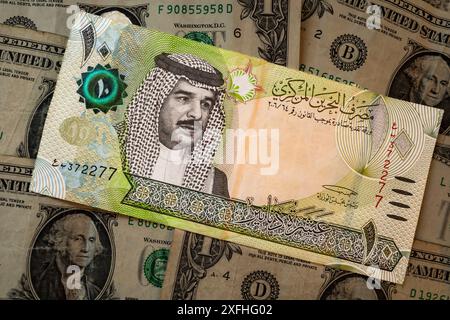 3 juillet 2024, Manama, Royaume de Bahreïn : le dinar bahreïni avec le roi Hamad bin Isa bin Salman Al Khalifa sur le visage et les pompjacks à huile au verso de la note de 5 dinars. Le Dinar bahreïni est confronté à plusieurs défis économiques et politiques qui affectent sa stabilité. Sur le plan économique, Bahreïn est aux prises avec une dette publique élevée et des déficits budgétaires, en grande partie dus à la faiblesse des prix du pétrole et à la dépendance du pays à l'égard des recettes pétrolières. Les efforts visant à diversifier l'économie et à mettre en œuvre des réformes budgétaires se poursuivent, mais les progrès sont progressifs. La politique monétaire de la Banque centrale de Bahreïn vise à maintenir la stabilité monétaire Banque D'Images