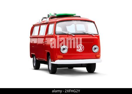 Izmir, Turquie - 4 juin 2024 : vue de face et de côté droit d'une voiture miniature rouge Volkswagen Camper 1971 photographiée sur fond blanc, avec un su Banque D'Images